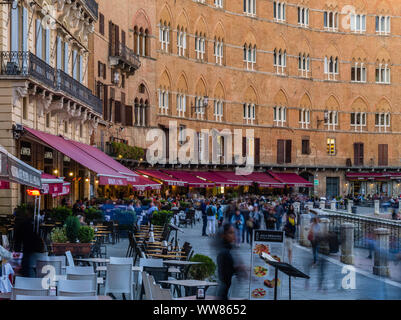 Restaurants auf der Piazza del Campo in Siena. Stockfoto