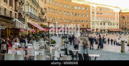 Restaurants auf der Piazza del Campo in Siena. Stockfoto
