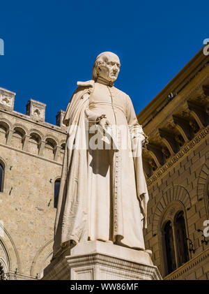 Statue Sallustio Bandini auf der Piazza Salimbeni in Siena. Stockfoto