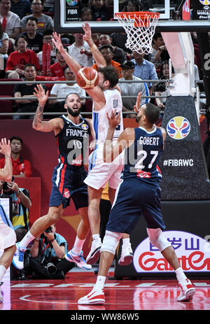 Evan Fournier geht auf Rudy Gobert (Frankreich) gegen Argentinien. FIBA Basketball Wm China 2019, Halbfinale Stockfoto