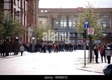 Fans der Fußball-Club 1 FC Kaiserslautern vor einem Spiel der 3. nationalen Liga gegen den Karlsruher SC am Hauptbahnhof in Kaiserslautern. Stockfoto