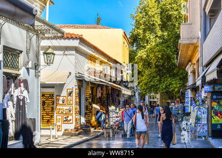 Touristen pass Geschenk- und Souvenirläden in der touristischen Plaka in Athen, Griechenland. Stockfoto