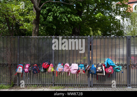 15 Kind Rucksäcke am Hof gate Stockfoto