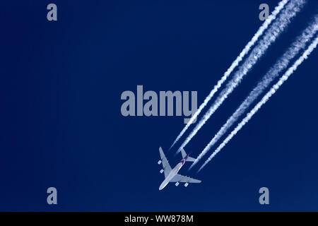 Airbus A380, Registrierung HS-TUA der Thai Airways International, von unten, gegen den blauen Himmel, Stockfoto