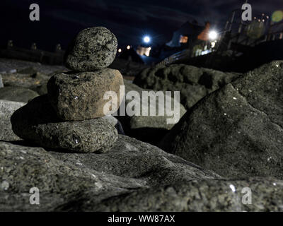 Stacked Stones am Norfolk Beach Stockfoto