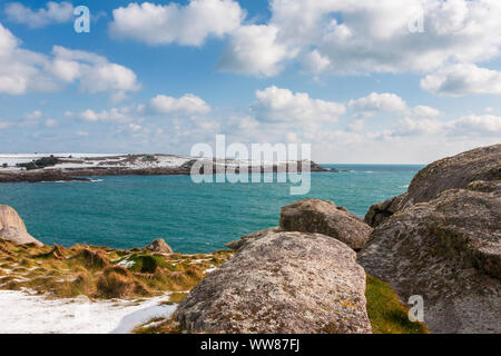 Peninnis äußeren Kopf, Kopf, St. Mary's, Isles of Scilly, UK, mit Kirche in Punkt Altstadt Bay, unter einer seltenen Schnee. 18. März 2018 Stockfoto