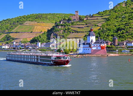 Stadtbild am Rheinufer mit Burg Pfalzgrafenstein, Burg Gutenfels und Fluss Kreuzfahrt auf dem Rhein, Kaub, Mittelrheintal, Rheinland-Pfalz, West Germany, Deutschland Stockfoto