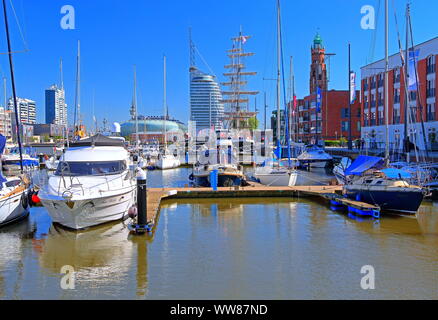 Sportfahrzeuge Im neuen Hafen mit Klimahaus, Sail City Hotel und Leuchtturm Loschenturm, Bremerhaven, Wesermündung, Land Bremen, Norddeutschland, Deutschland Stockfoto