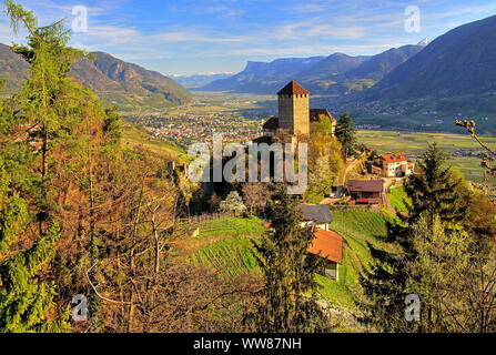 Schloss Tirol mit Blick auf die Brunnenburg und die Stadt Meran im Etschtal, Dorf Tirol, Burggrafenamt, Südtirol, Italien Stockfoto