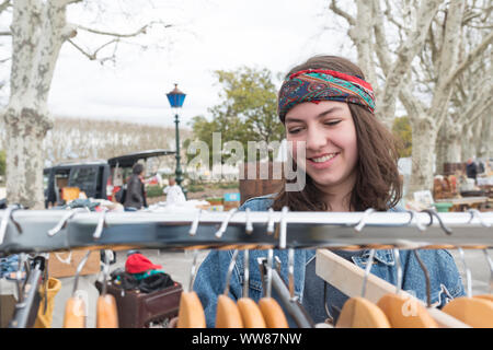 Montpellier, Hérault, Frankreich, Portrait von ein junges Mädchen auf dem Flohmarkt von Montpellier Stockfoto