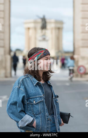 Montpellier, Hérault, Frankreich, Portrait eines Mädchen im Teenageralter in der Innenstadt von Montpellier Stockfoto