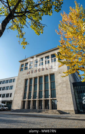 München, Bayern, Deutschland, event location Wappenhalle in der Messestadt Riem, ehemalige Eingangshalle des Flughafens München Riem, der Architekt Ernst Sagebiel bei Sonnenuntergang Stockfoto