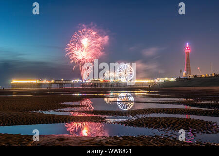 Blackpool, Großbritannien. 13 Sep, 2019. Wetter news. Einen Zauber der warme und ruhige Wetter in Blackpool an diesem Abend perfekt für das Feuerwerk. Dieses Ereignis das Feuerwerk Meisterschaften jedes Jahr in Blackpool statt, mit Teilnehmern aus verschiedenen Nationen. Tonights Anzeige wurde von einem kanadischen Team. Credit: Gary Telford/Alamy leben Nachrichten Stockfoto