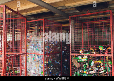 Ufa, Russland, 1. Juli, 2019 große Stapel alte Plastikflaschen Stockfoto
