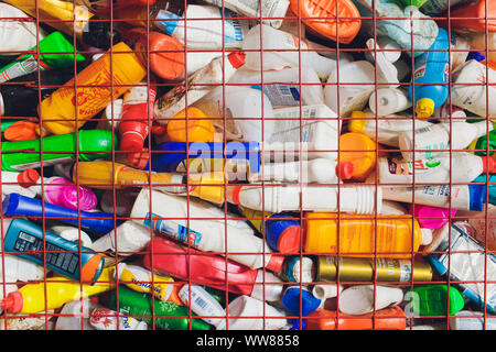 Ufa, Russland, 1. Juli, 2019 große Stapel alte Plastikflaschen Stockfoto