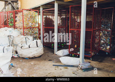 Ufa, Russland, 1. Juli, 2019 große Stapel alte Plastikflaschen Stockfoto