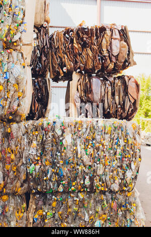 Ufa, Russland, 1. Juli, 2019 große Stapel alte Plastikflaschen Stockfoto