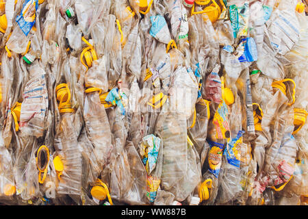 Ufa, Russland, 1. Juli, 2019 große Stapel alte Plastikflaschen Stockfoto