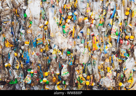 Ufa, Russland, 1. Juli, 2019 große Stapel alte Plastikflaschen Stockfoto