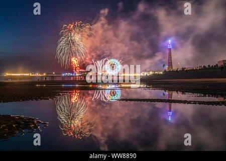 Blackpool, Großbritannien. 13 Sep, 2019. Wetter news. Einen Zauber der warme und ruhige Wetter in Blackpool an diesem Abend perfekt für das Feuerwerk. Dieses Ereignis das Feuerwerk Meisterschaften jedes Jahr in Blackpool statt, mit Teilnehmern aus verschiedenen Nationen. Tonights Anzeige wurde von einem kanadischen Team. Credit: Gary Telford/Alamy leben Nachrichten Stockfoto