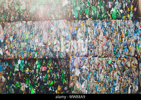 Ufa, Russland, 1. Juli, 2019 große Stapel alte Plastikflaschen Stockfoto