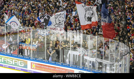 Berlin, Deutschland. 13 Sep, 2019. Eishockey: DEL, Eisbären Berlin - Grizzlys Wolfsburg, Hauptrunde, 1. Spieltag, Mercedes Benz Arena Berlin. Eisbären Fans jubeln. Credit: Andreas Gora/dpa/Alamy leben Nachrichten Stockfoto