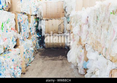 Ufa, Russland, 1. Juli, 2019 große Stapel alte Plastikflaschen Stockfoto