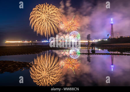 Blackpool, Großbritannien. 13 Sep, 2019. Wetter news. Einen Zauber der warme und ruhige Wetter in Blackpool an diesem Abend perfekt für das Feuerwerk. Dieses Ereignis das Feuerwerk Meisterschaften jedes Jahr in Blackpool statt, mit Teilnehmern aus verschiedenen Nationen. Tonights Anzeige wurde von einem kanadischen Team. Credit: Gary Telford/Alamy leben Nachrichten Stockfoto