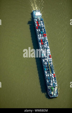 Luftaufnahme, Frachtschiff auf dem Rhein abwärts gehen, Frachtschiff mit Autos als Fracht, Binnenschifffahrt Duisburg, Ruhrgebiet, Nordrhein-Westfalen, Deutschland Stockfoto