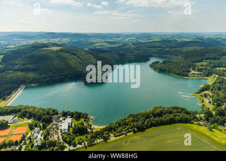 Luftaufnahme, Hennesee mit Welcome Hotel Meschede/Hennesee und Anlegestelle der MS Hennesee, Tennisplätze Tennisclub Meschede 1909 e.V., Meschede, Sauerland, Nordrhein-Westfalen, Deutschland Stockfoto