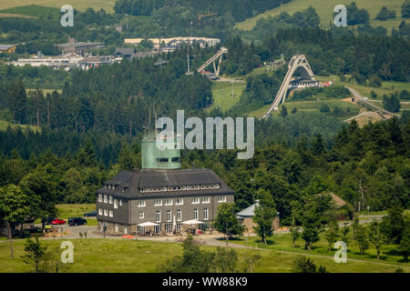 Luftaufnahme, Kahler Asten Berghotel & Restaurants, Wetterstation, Plateau, Deutschen Wetterdienst Kahler Asten, Schanze Winterberg, Rothaarsteig, Winterberg, Sauerland, Nordrhein-Westfalen, Deutschland Stockfoto