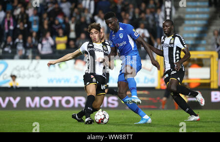 CHARLEROI, Belgien - 13 September: Maxime Busi von Charleroi Schlachten für die Kugel mit Ebere Onuachu der KRC Genk während der Jupiler Pro League Spieltag 7 zwischen Sporting Charleroi und KRC Genk am 13. September 2019 in Charleroi, Belgien. (Foto von vincen Stockfoto