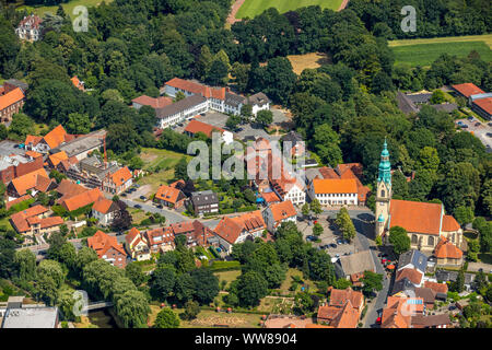 Luftbild, dreischiffige Halle katholische Kirche St. Johannes, Lappenbrink Von-Galen-Straße, Ecke, alte Menschen Zentrum St. Josef, ElisabethstraÃŸe, Sassenberg, MÃ¼nsterland, Nordrhein-Westfalen, Deutschland, Europa Stockfoto