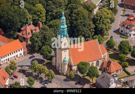 Luftaufnahme, dreischiffige Halle katholische Kirche St. Johannes, Lappenbrink Von-Galen-Straße, Ecke, Sassenberg, MÃ¼nsterland, Nordrhein-Westfalen, Deutschland, Europa Stockfoto