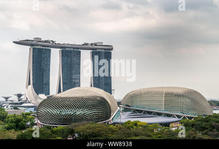 Singapur - März 20, 2019: Double Silver Dome der Esplanade Theater mit Triple Blauer Turm von Marina Bay Sands in zurück unter Grau cloudscape. Gree Stockfoto