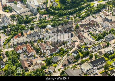 Luftaufnahme, St. Johannes Kirche Sundern, Stadtzentrum, Hauptstraße, Jostes GÃ¤ÃŸchen, Financial District, Sundern, Sauerland, Nordrhein-Westfalen, Deutschland Stockfoto