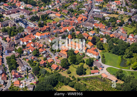 Luftaufnahme, Stiftskirche St. Bonifatius Freckenhorst, Kirchplatz, Schloss Freckenhorst, EverwordstraÃŸe, Freckenhorst, Warendorf, MÃ¼nsterland, Nordrhein-Westfalen, Deutschland, Europa Stockfoto