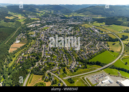 Luftaufnahme, Übersicht von Nordwesten über Olsberg mit Umgehungsstraße B480, Olsberg, Sauerland, Nordrhein-Westfalen, Deutschland Stockfoto