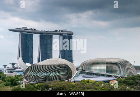 Singapur - März 20, 2019: Double Silver Dome der Esplanade Theater mit Triple Blauer Turm von Marina Bay Sands in zurück unter Grau cloudscape. Gree Stockfoto