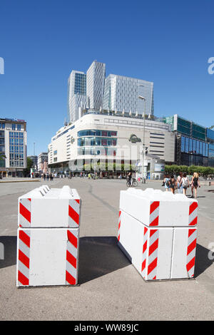 Galeria Kaufhof, mein Zeil Einkaufszentrum und Nextower, Betonsteine gegen terroristische Angriffe, Frankfurt am Main, Hessen, Deutschland, Europa Stockfoto