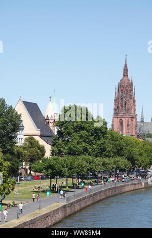 Main mit Mainkai, Kirche St. Leonhard und Kaiserdom St. Bartholomäus, Frankfurt am Main, Hessen, Deutschland, Europa Stockfoto