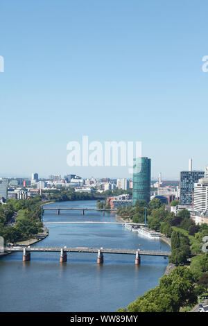 Main mit Untermainbrücke und Holbeinsteg und Westhafen Tower, Blick vom Domturm, Frankfurt, Hessen, Deutschland, Europa Stockfoto