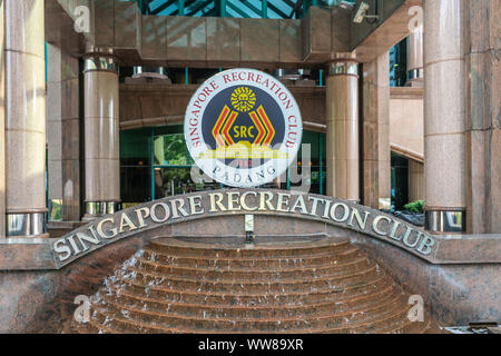 Singapur - März 20, 2019: Nahaufnahme von Zeichen stehen auf Brunnen am Eingang von Singapur Freizeit Club, genannt Padang mit dem Cricket Club unter o Stockfoto