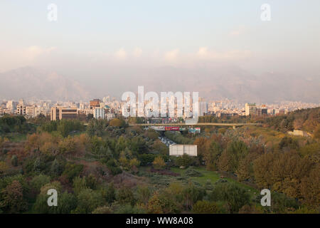 Blick von der Tabiat Brücke der Stadt Teheran, im Hintergrund die Berge Elborz Stockfoto