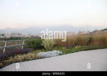 Blick von der Tabiat Brücke der Stadt Teheran, im Hintergrund die Berge Elborz Stockfoto