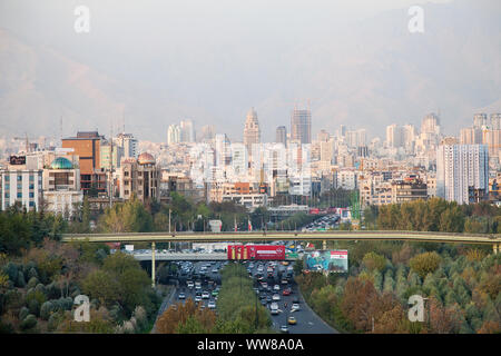 Blick von der Tabiat Brücke der Stadt Teheran, im Hintergrund die Berge Elborz Stockfoto