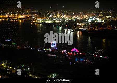 Europa, Deutschland, Hamburg, Blick auf die Elbe und die Landungsbrücken bei Nacht, Reflexion der Reeperbahn Stockfoto