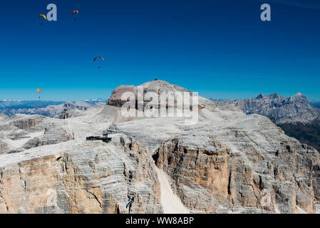 Dolomiten, Pordoi Peak, Piz Boe, Sella, Pordoi Pass, Paragliding, Luftaufnahmen, Canazei, Trentino, Italien Stockfoto