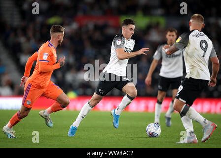 Von Derby County Tom Lawrence (Mitte) in Aktion während der Sky Bet Championship Match im Pride Park, Derby. Stockfoto