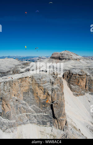 Dolomiten, Pordoi Peak, Piz Boe, Sella, Pordoi Pass, Paragliding, Luftaufnahmen, Canazei, Trentino, Italien Stockfoto